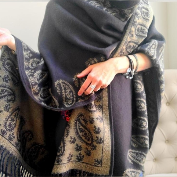 Shawl poncho - Picture 2 of 4